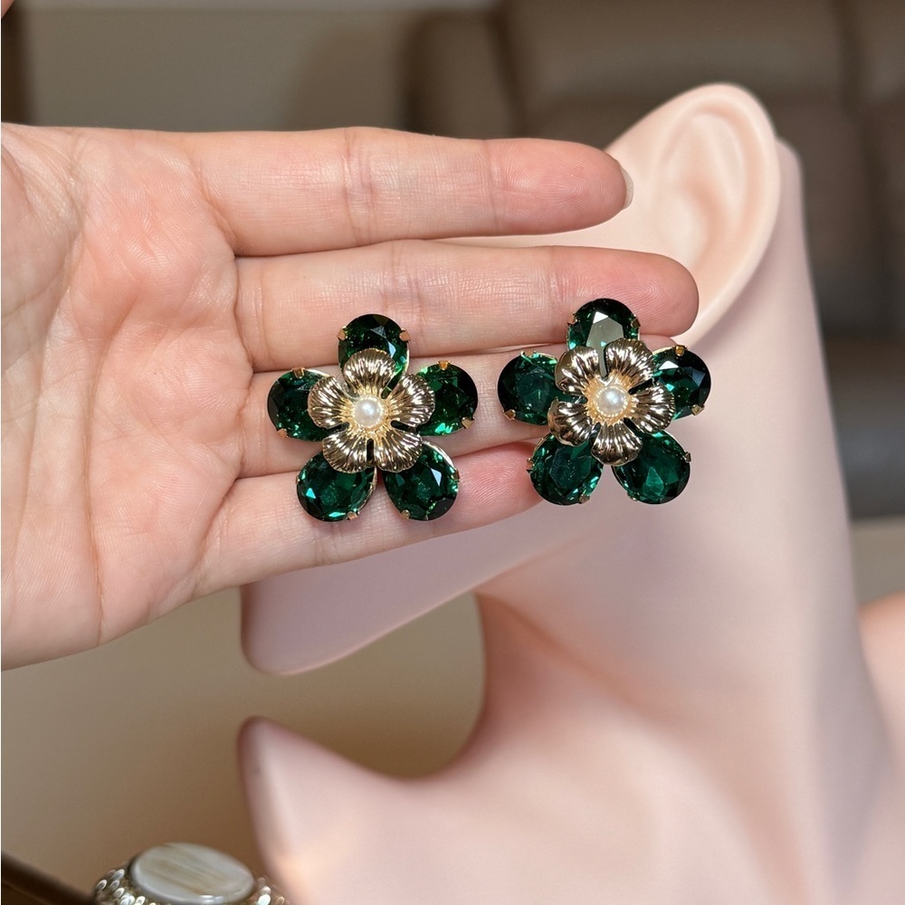 ⚜️ Elegant Green and Gold Floral Earrings - Picture 8 of 9